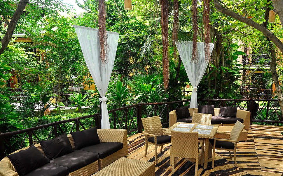 Een foto van het terras bij The Reef Playacar Resort