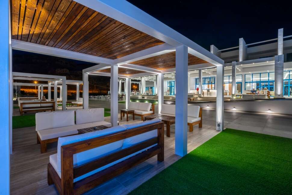 Een foto van het terras bij Kamari Plus Hotel