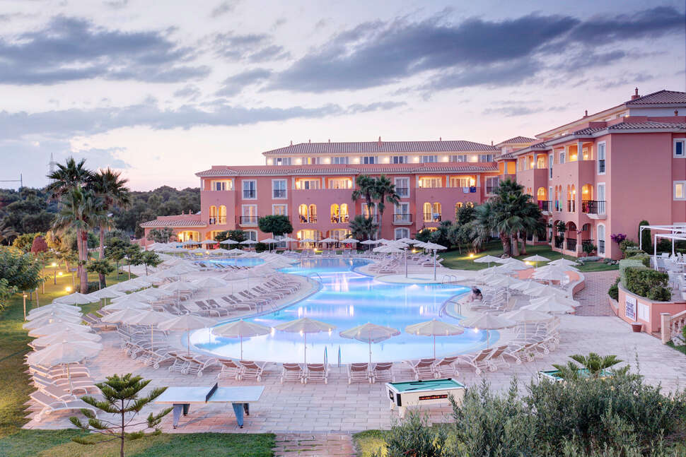 Een foto van het zwembad bij Grupotel Macarella Suites & Spa