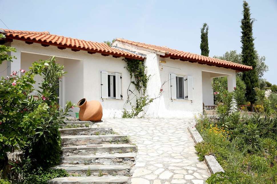 Een foto van de buitenkant van Elena Bungalows