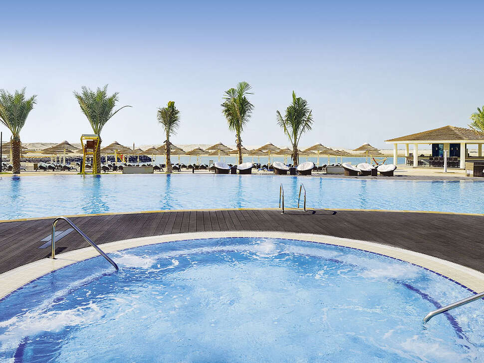 Een foto van het zwembad bij InterContinental Abu Dhabi