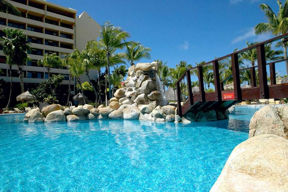 Een foto van het zwembad bij Barcelo Aruba