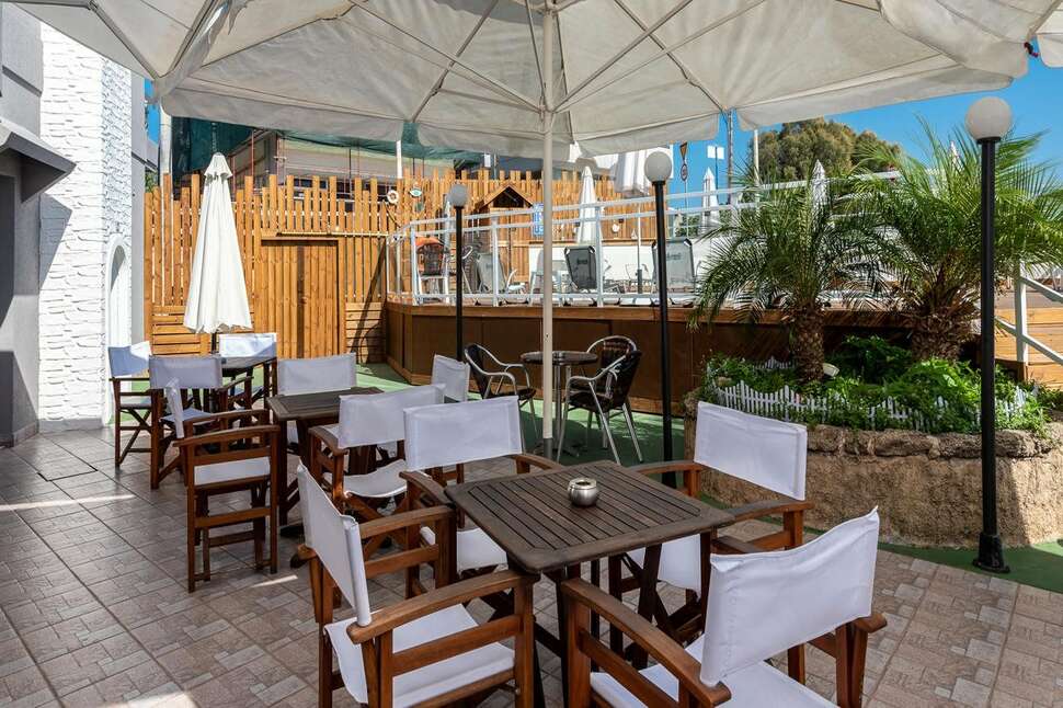 Een foto van het terras bij Marine Congo Hotel