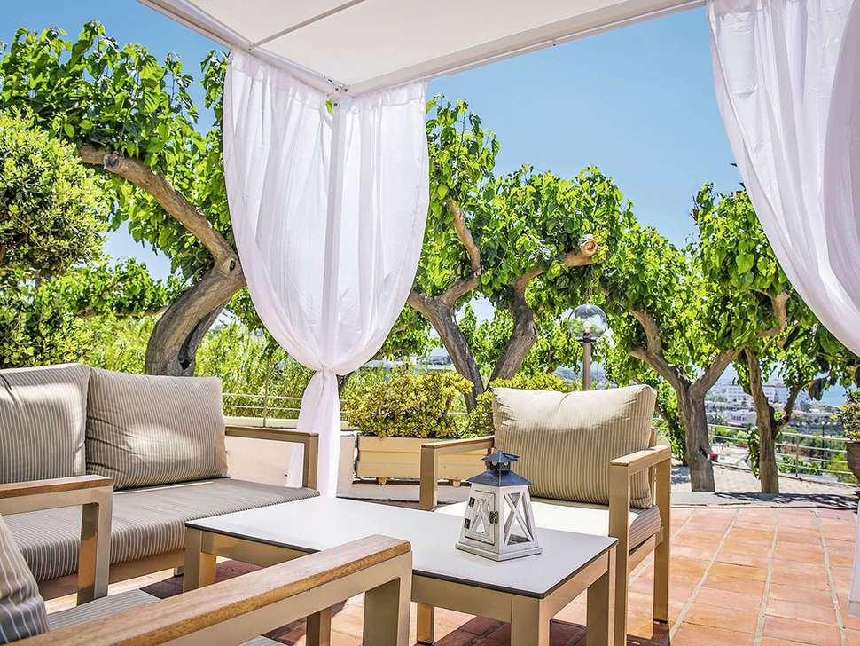 Een foto van het terras bij Scaleta Beach Hotel