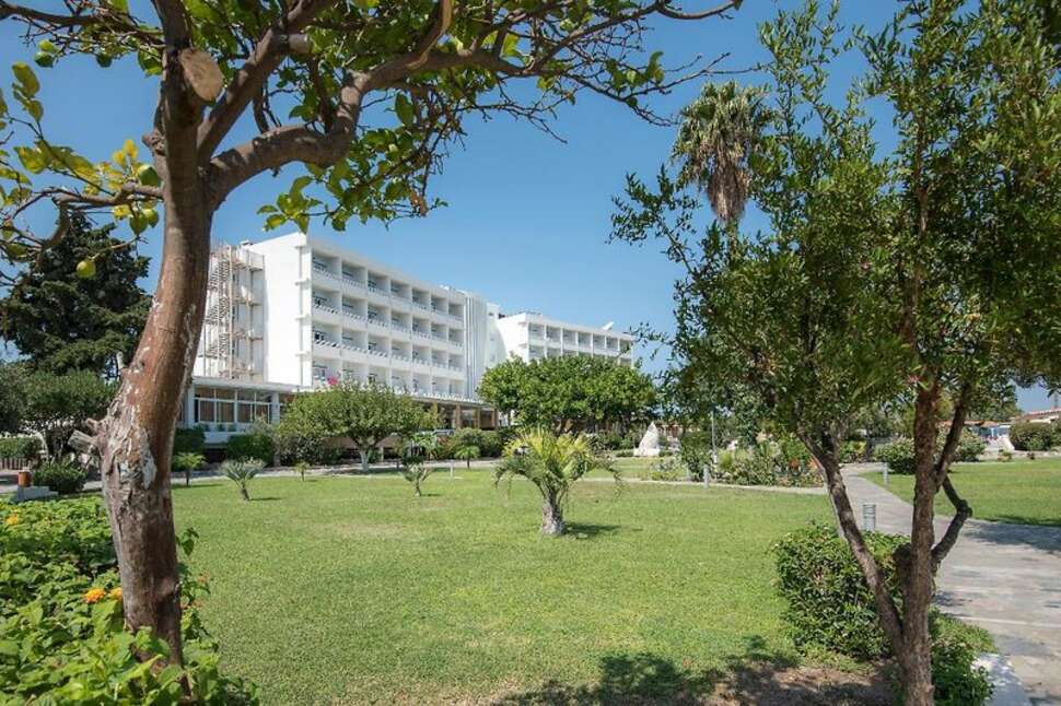 Een foto van de buitenkant van Atlantis Hotel