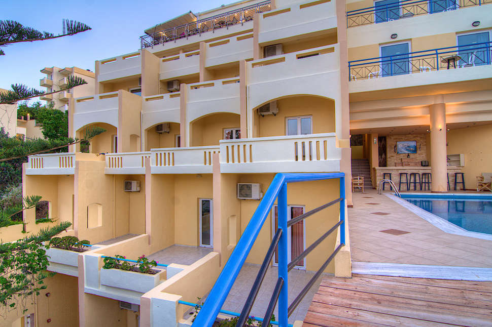 Ein Foto von der Außenansicht des Aparthotel Athina