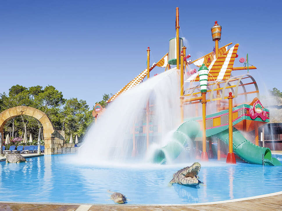 Een foto van het zwembad bij Invisa Hotel Club Cala Blanca