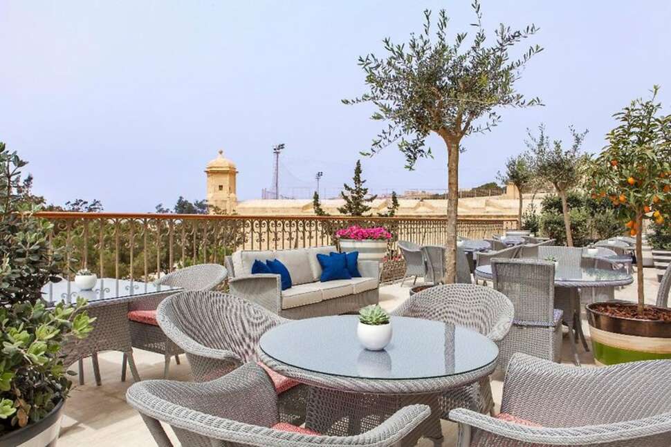 Een foto van het terras bij The Phoenicia Malta