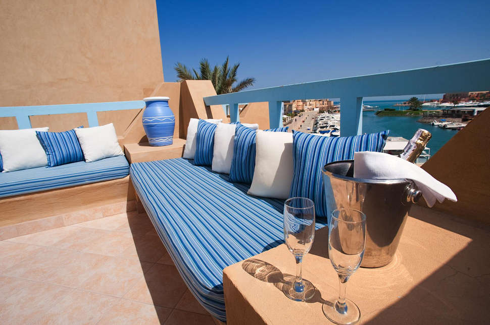 Ein Foto von der Terrasse im Captain's Inn Hotel