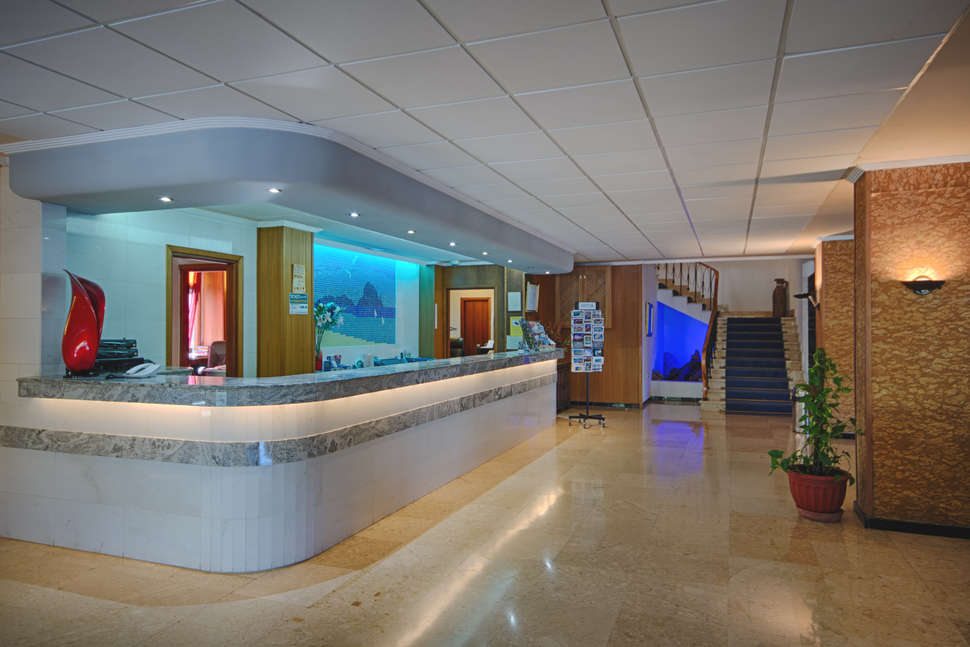 Een foto van het interieur van Hotel Abrat