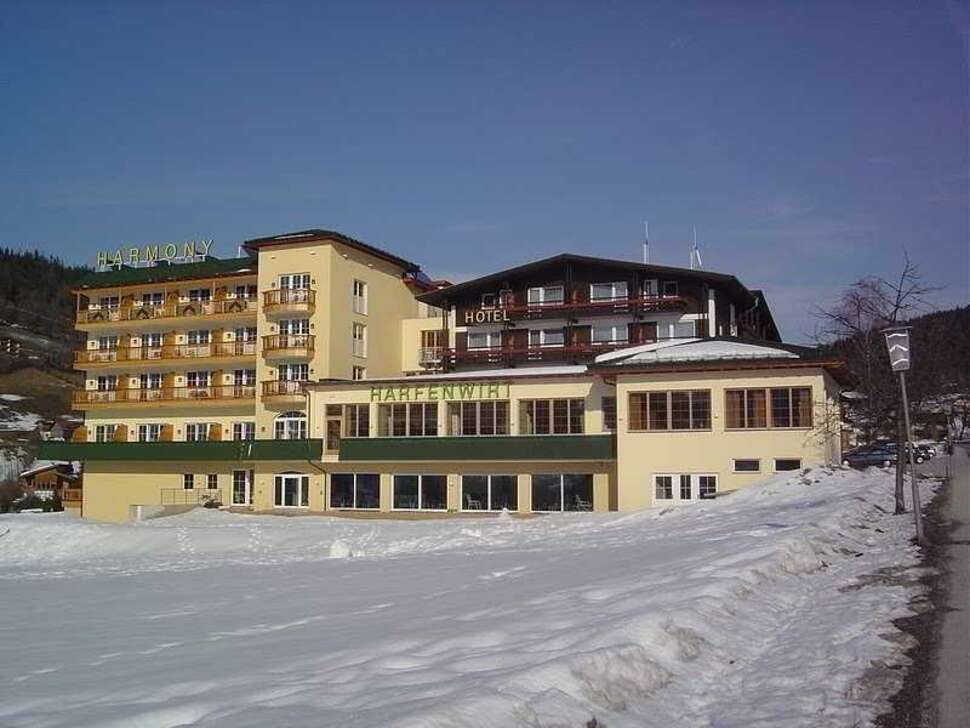 Een foto van de buitenkant van Hotel Harfenwirt