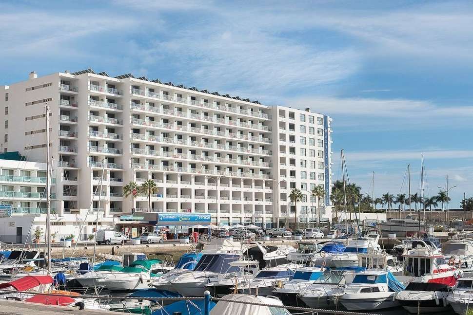 Een foto van de buitenkant van Hotel Marina Suites