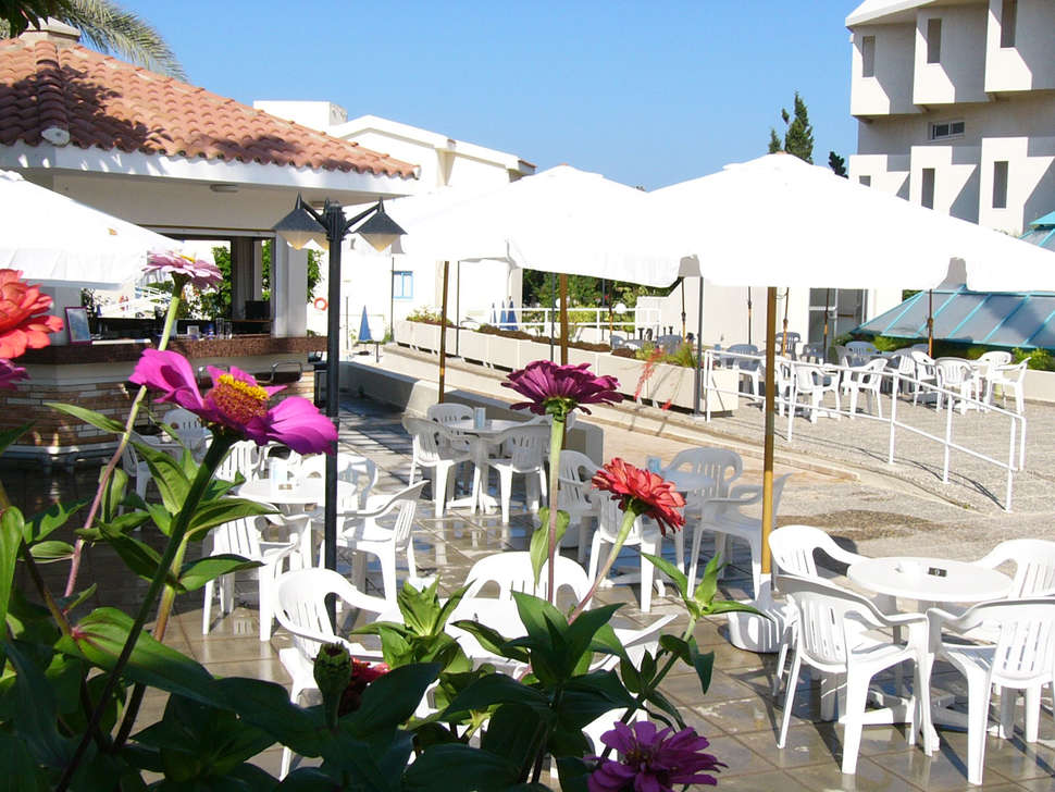 Een foto van het terras bij Kissos Hotel
