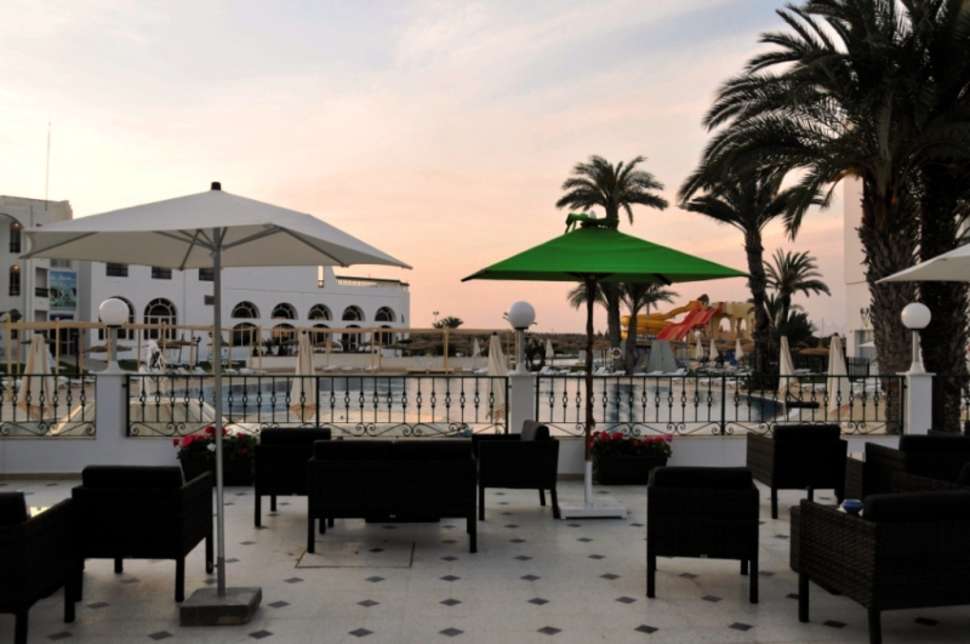 Ein Foto von der Terrasse im Le Soleil Bella Vista Hotel