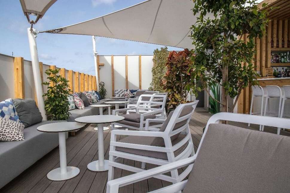 Een foto van het terras bij Hotel Aloe Canteras