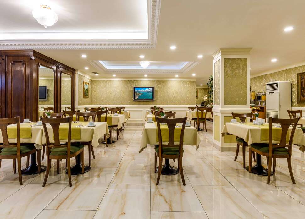 Ein Foto Golden Crown Hotel