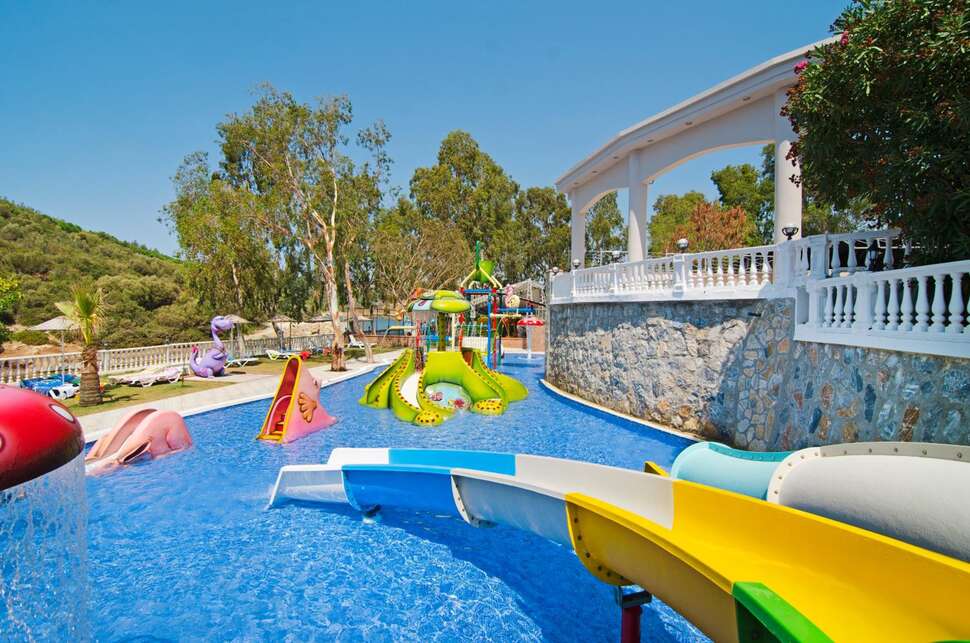 Een foto van het zwembad bij Tusan Beach Resort