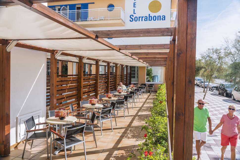 Een foto van het terras bij Hotel Sorrabona