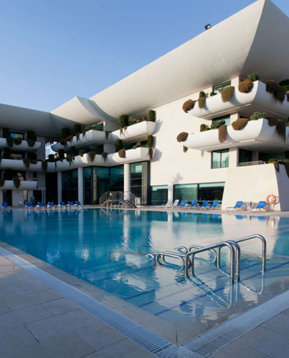 Een foto van het zwembad bij Hotel Deloix Aqua Center