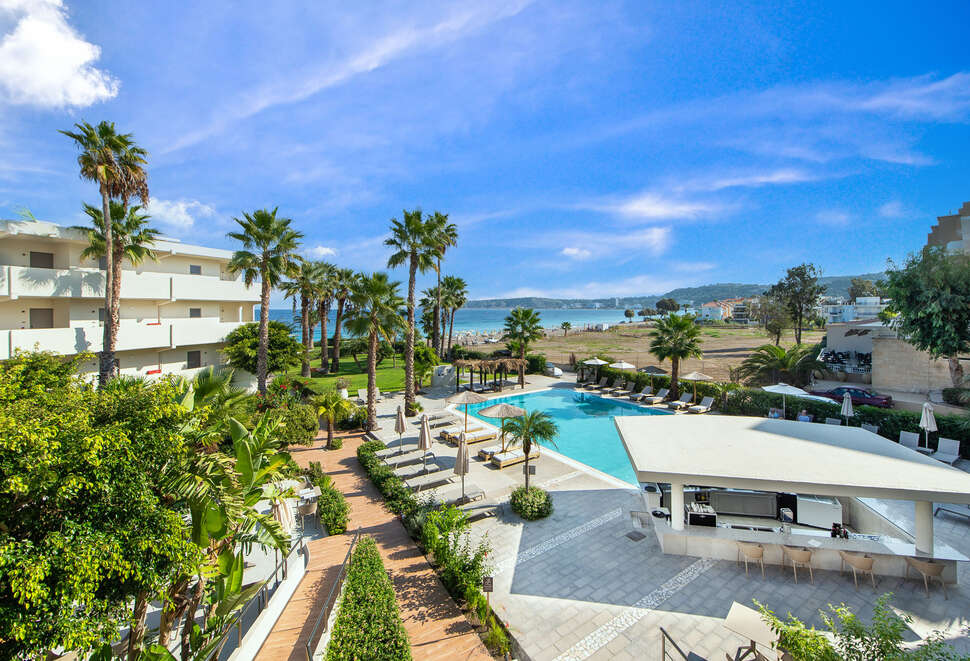 Een foto van het zwembad bij Ixia Dream Beachfront Hotel