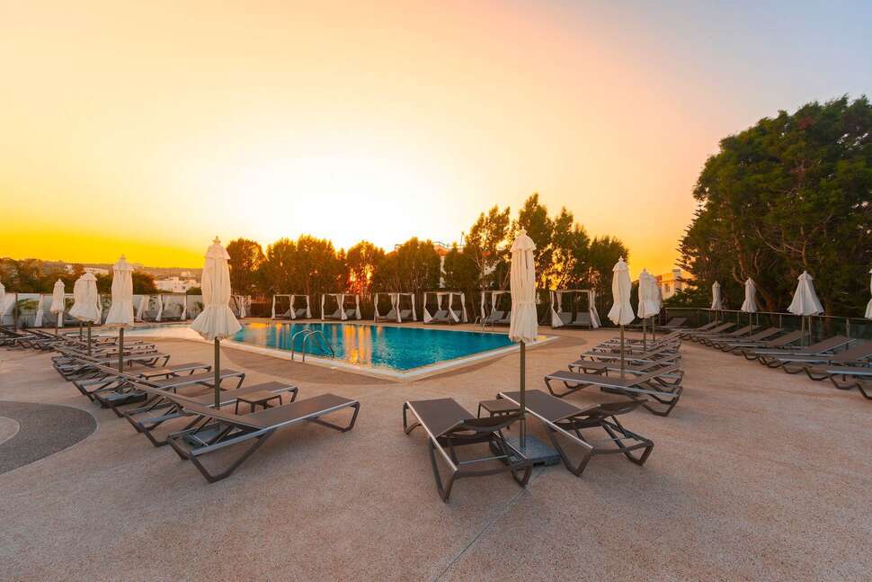 Een foto van het zwembad bij Leonardo Crystal Cove Hotel & Spa by the Sea