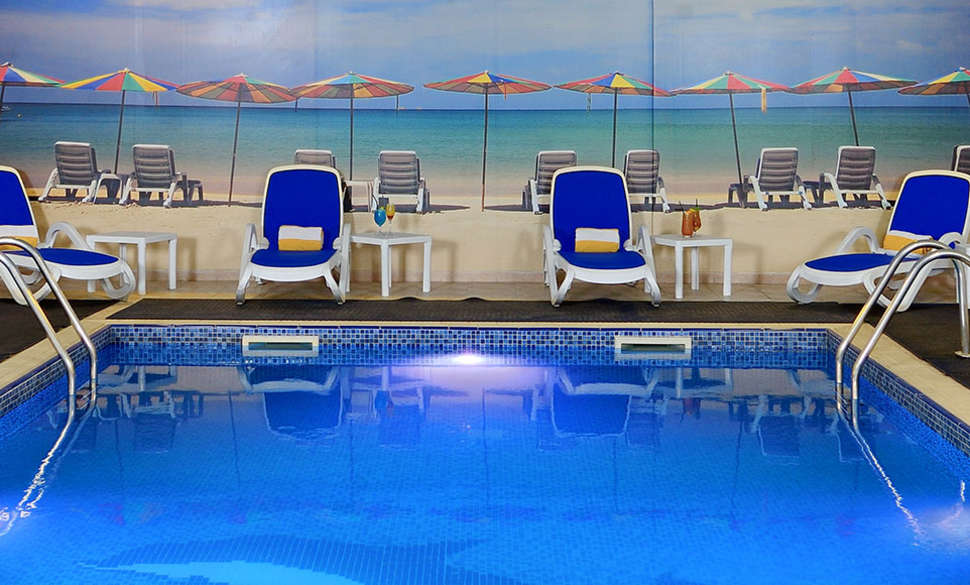 Een foto van het zwembad bij Golden Sands Hotel Sharjah