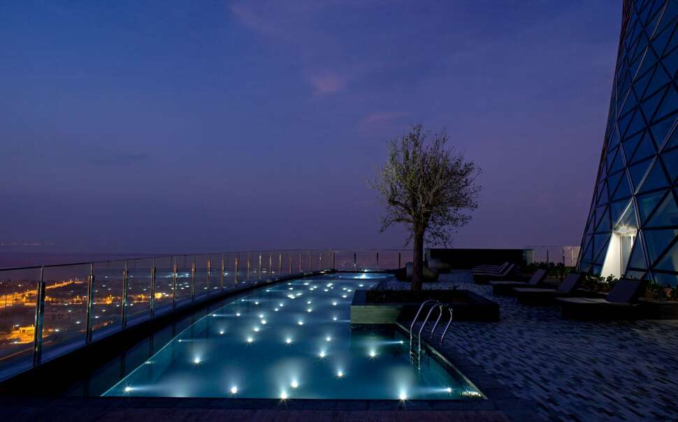 Ein Foto vom Pool im Andaz Capital Gate by Hyatt