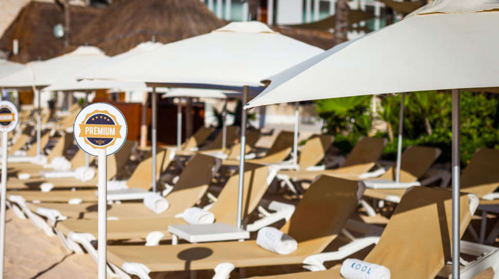 Een foto van het terras bij Nina Hotel & Beach Club