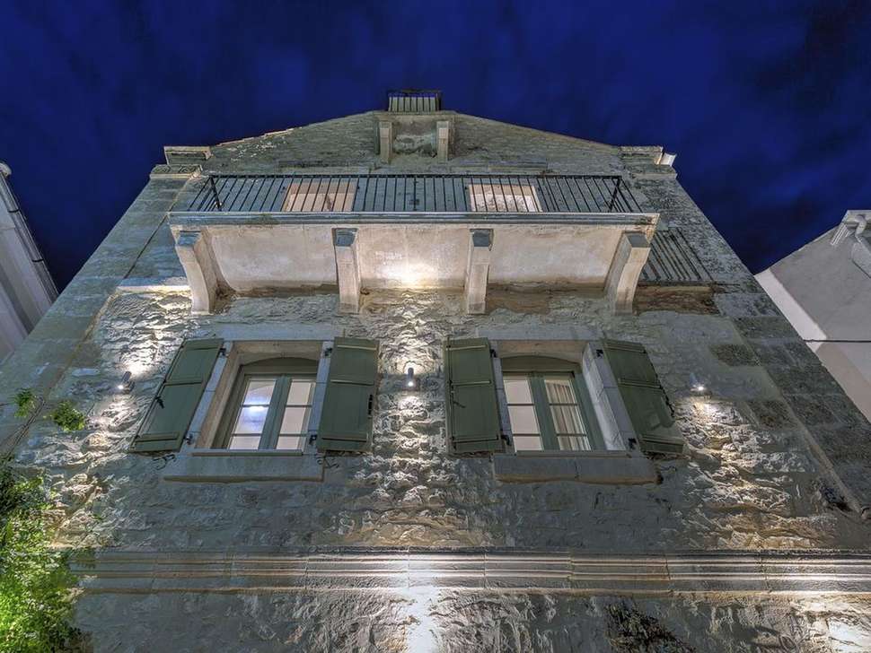 Een foto van de buitenkant van Fiscardonna Luxury Suites