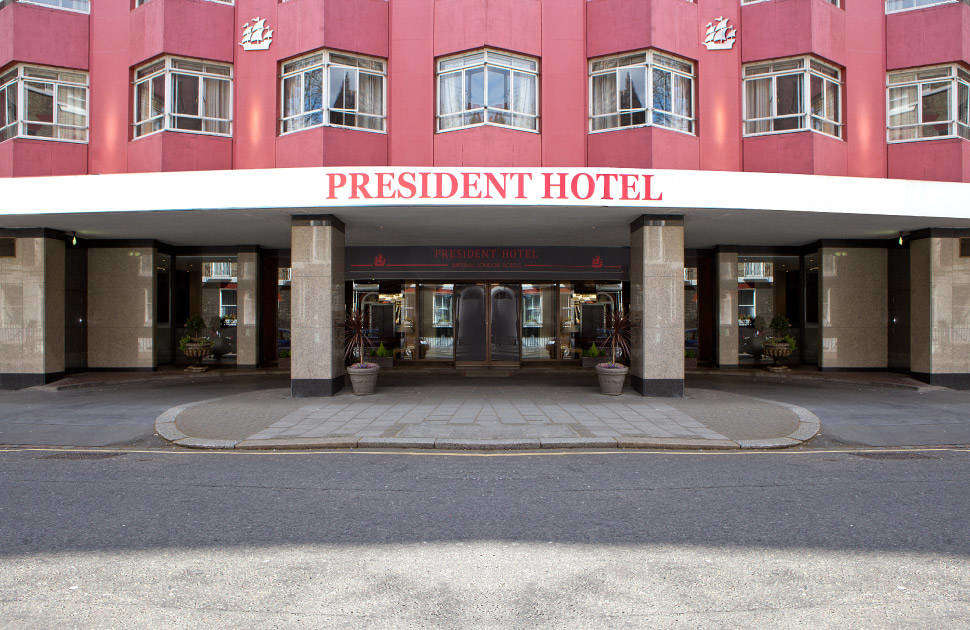 Ein Foto von der Außenansicht des Hotel President