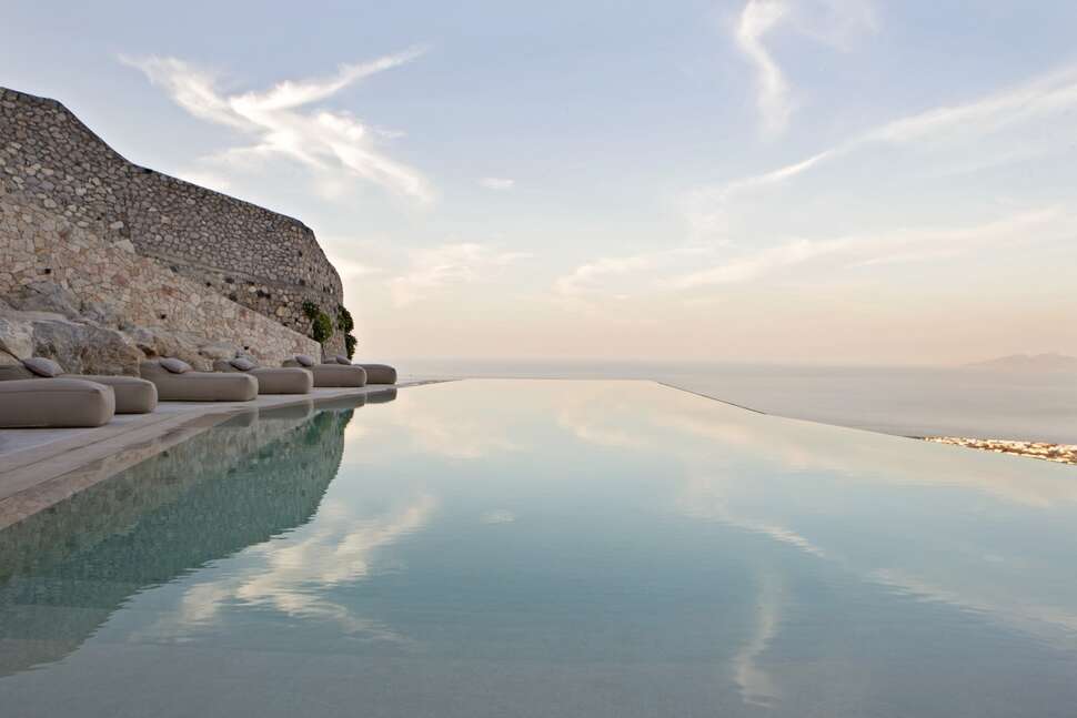 Ein Foto vom Pool im Elessa Hotel