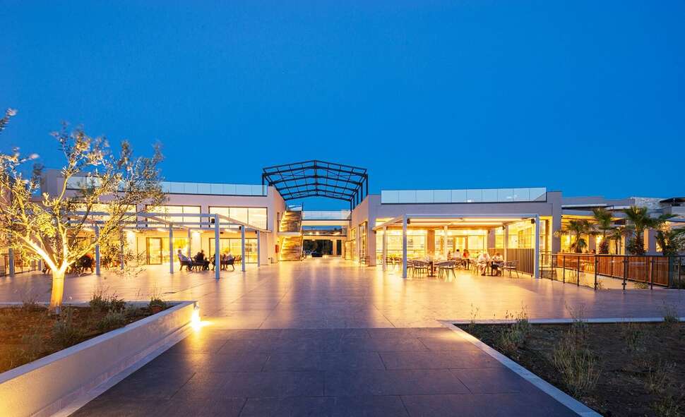 Een foto van de buitenkant van Portes Lithos Luxury Resort