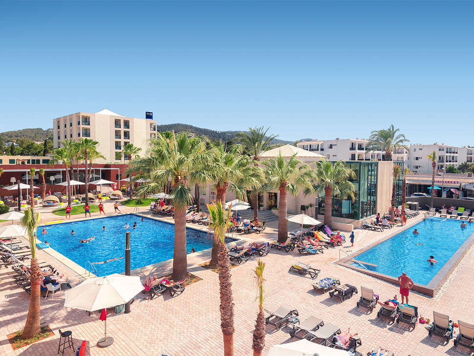 Een foto van het zwembad bij Occidental Ibiza