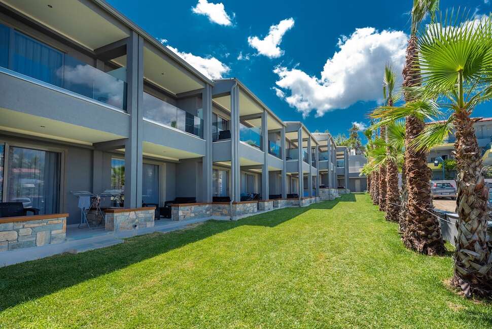 Een foto van de buitenkant van Dionysos Hotel & Studios