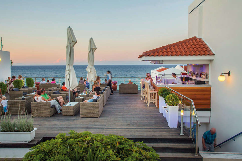 Een foto van het terras bij AluaSoul Zakynthos