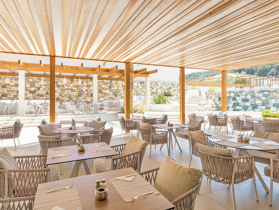 Een foto van het terras bij Samian Mare Hotel Suites & Spa