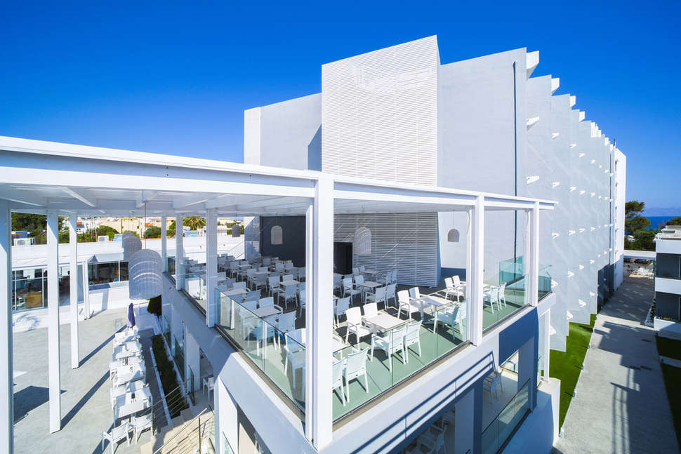 Een foto van het terras bij Oceanis Park Hotel