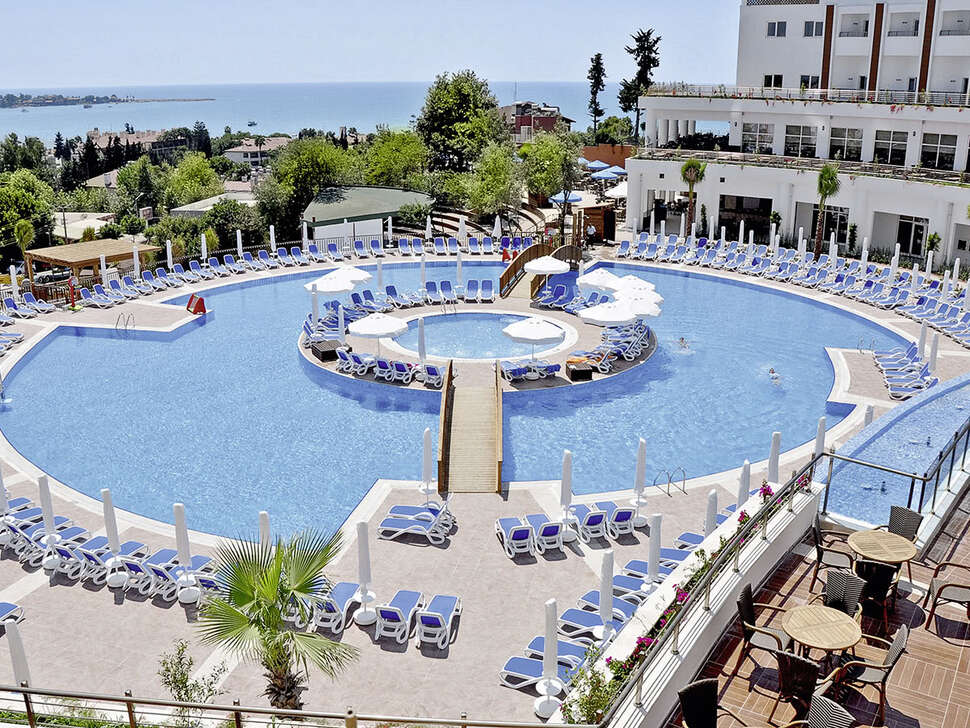 Ein Foto vom Pool im Side Prenses Resort & Spa