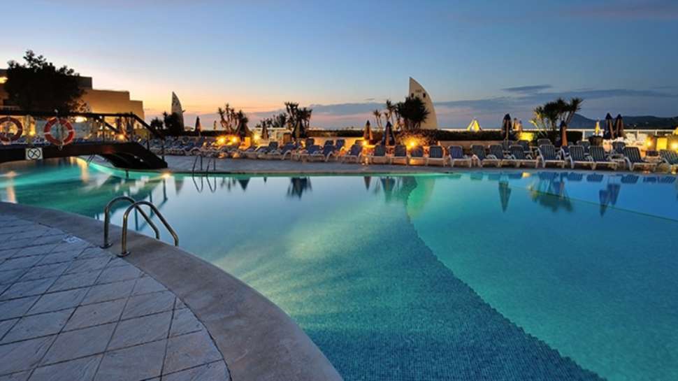 Een foto van het zwembad bij Sirenis Seaview Country Club