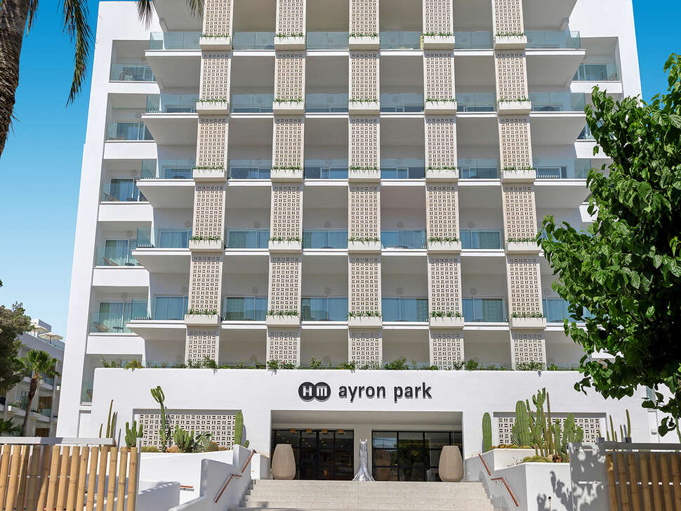 Een foto van de buitenkant van HM Ayron Park