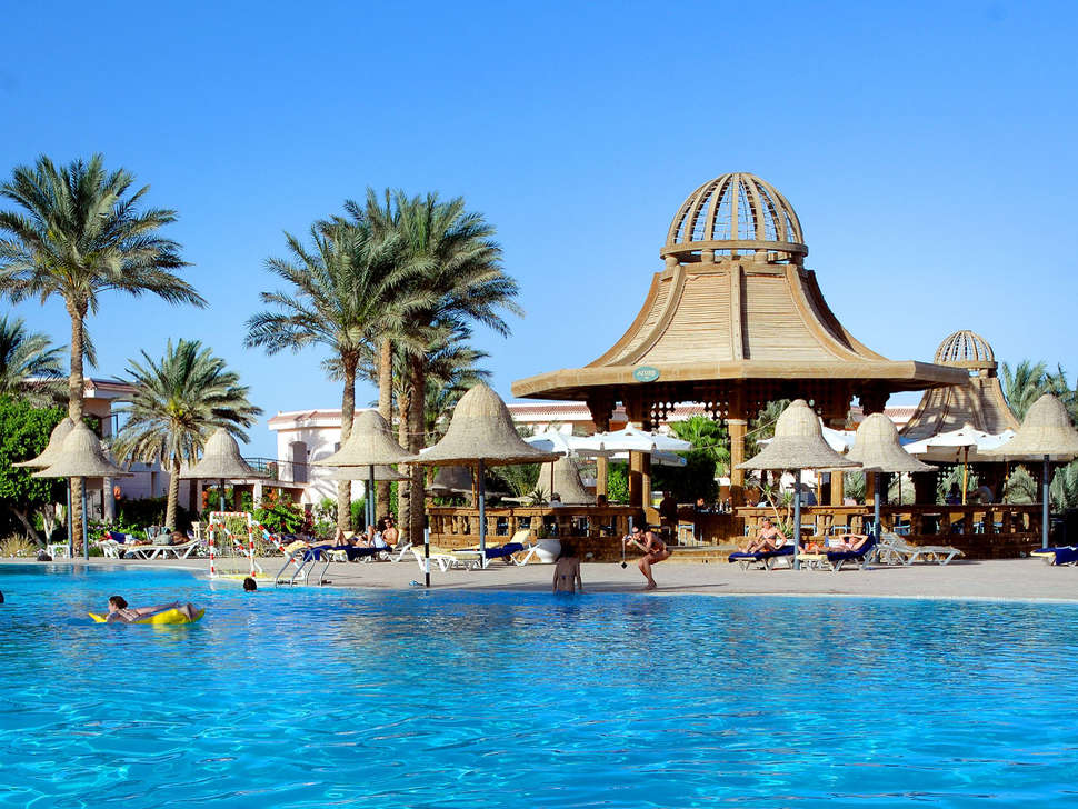 Een foto van het zwembad bij Parrotel Beach Resort