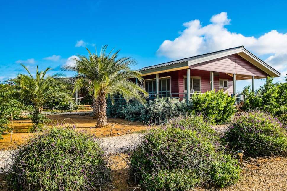 Een foto van de buitenkant van Red Palm Village