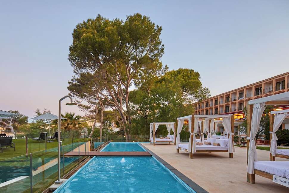 Een foto van het zwembad bij Secrets Mallorca Villamil Resort & Spa