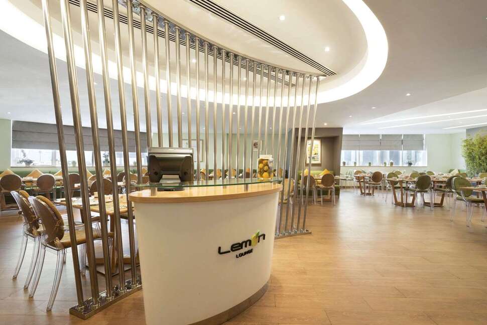 Een foto van het interieur van Ramada by Wyndham Abu Dhabi Corniche