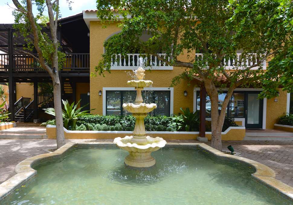 Een foto van de buitenkant van Harbour Village Beach Club