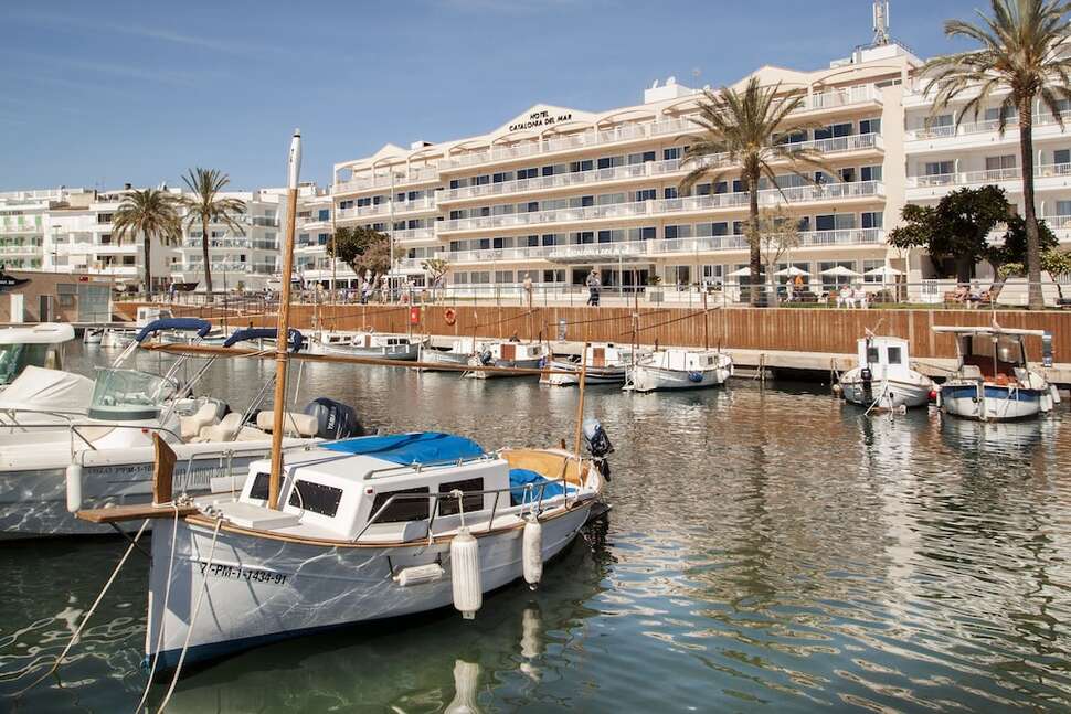 Ein Foto von der Außenansicht des Catalonia del Mar