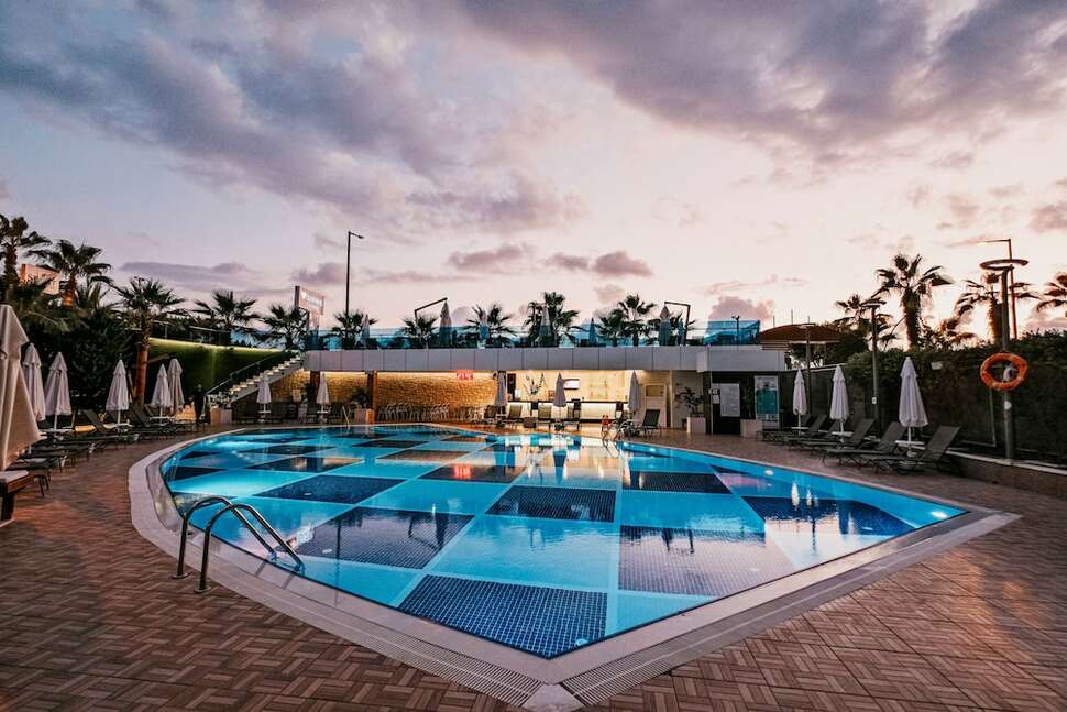 Een foto van het zwembad bij Sunprime C-Lounge