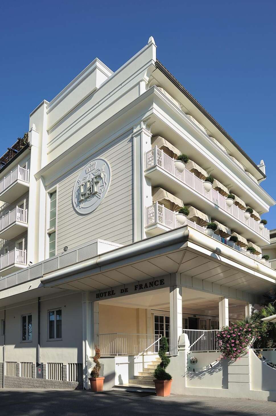 Een foto van de buitenkant van Hotel De France