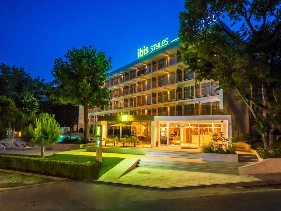 Ein Foto Ibis Styles Golden Sands Roomer