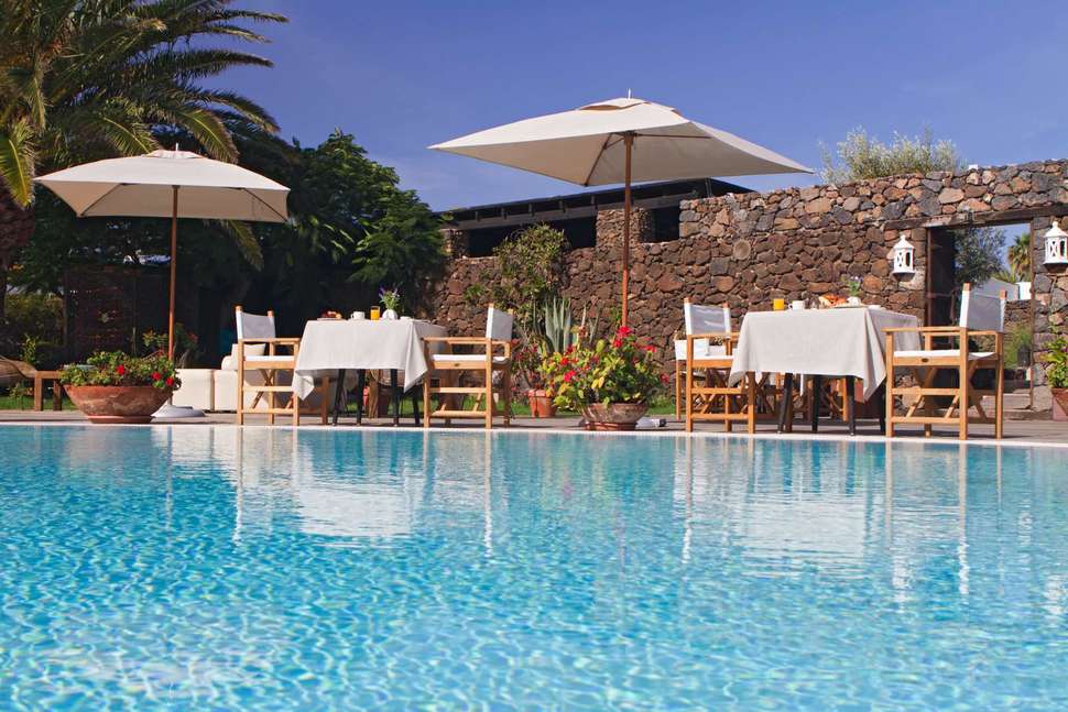 Een foto van het zwembad bij Alondra Villas & Suites